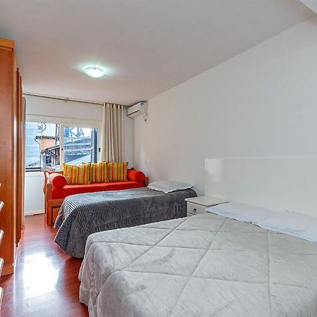 Amplo Apartamento Ao Lado Da Rua Coberta Gramado Exterior photo