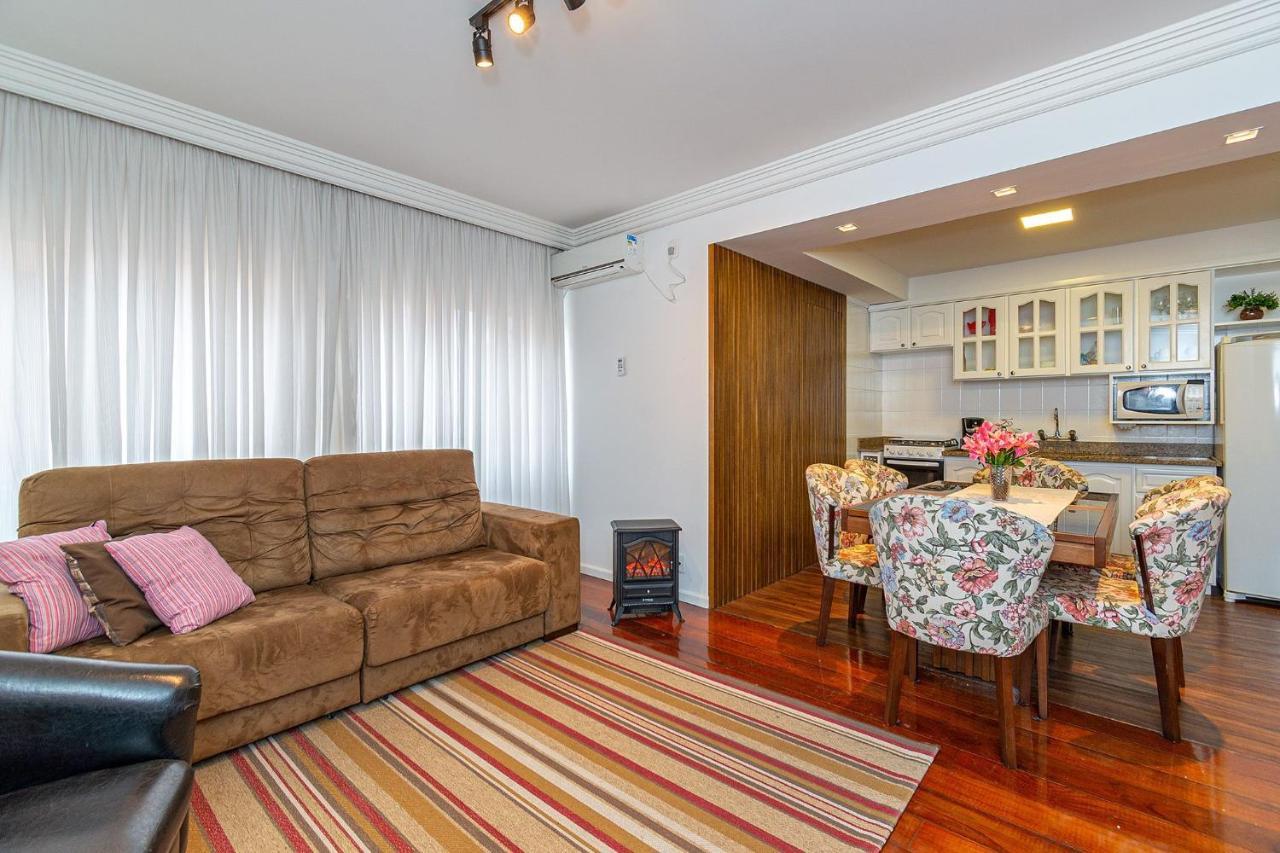 Amplo Apartamento Ao Lado Da Rua Coberta Gramado Exterior photo
