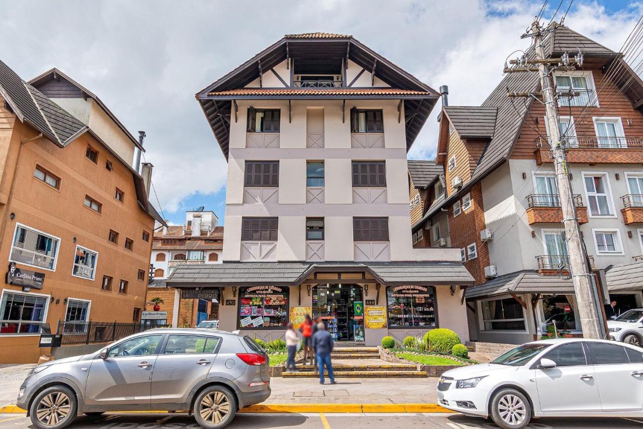 Amplo Apartamento Ao Lado Da Rua Coberta Gramado Exterior photo