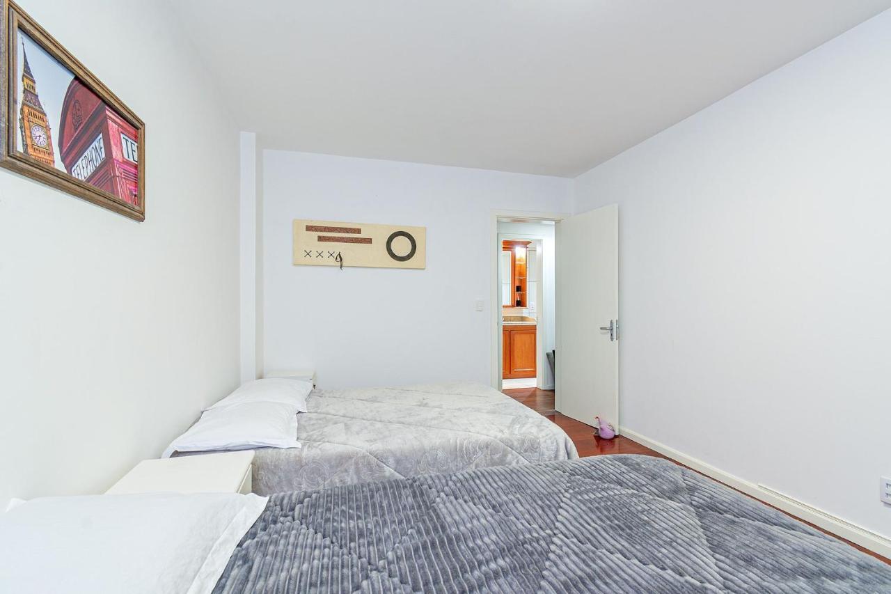 Amplo Apartamento Ao Lado Da Rua Coberta Gramado Exterior photo