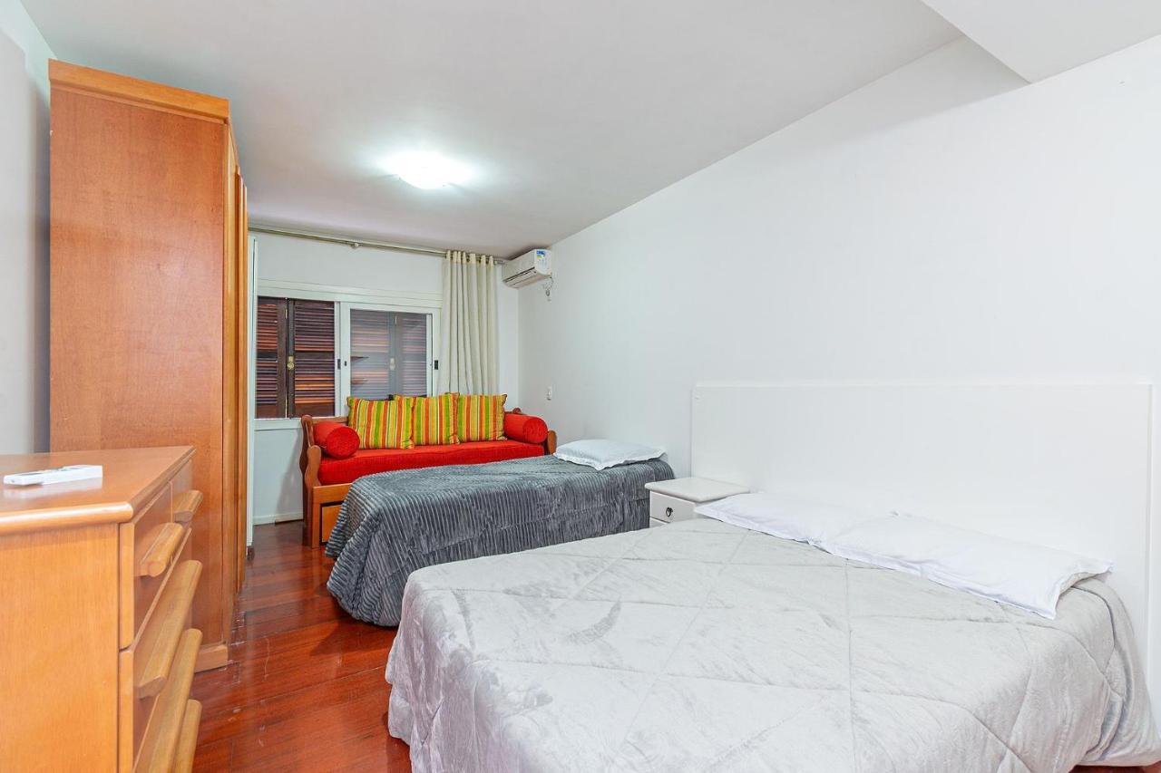 Amplo Apartamento Ao Lado Da Rua Coberta Gramado Exterior photo